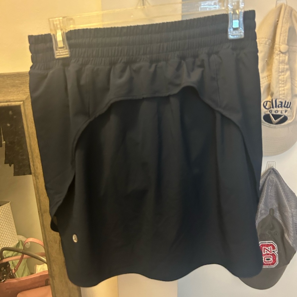 Hotty hot lululemon size 8 skirt
